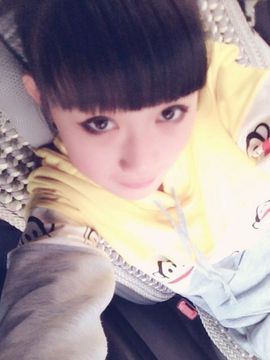 艺校小美主播照片