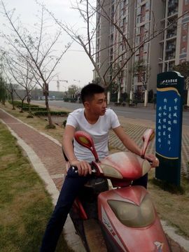 挖藕的主播照片