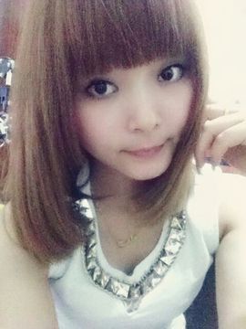 卖座垫的小女孩主播照片