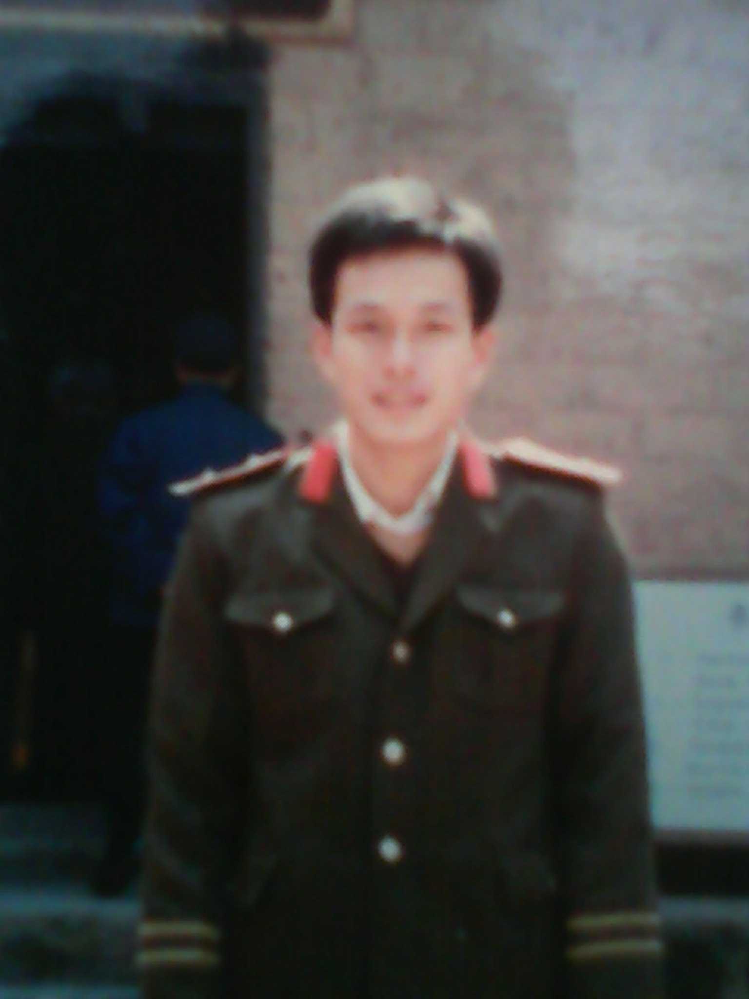 ：帅哥看美女的主播照片