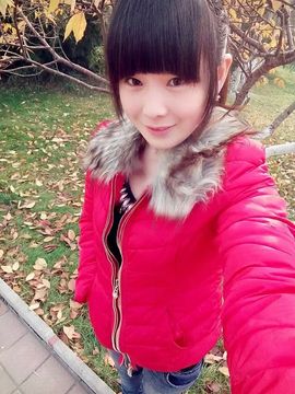 向日葵下的小花花儿主播照片