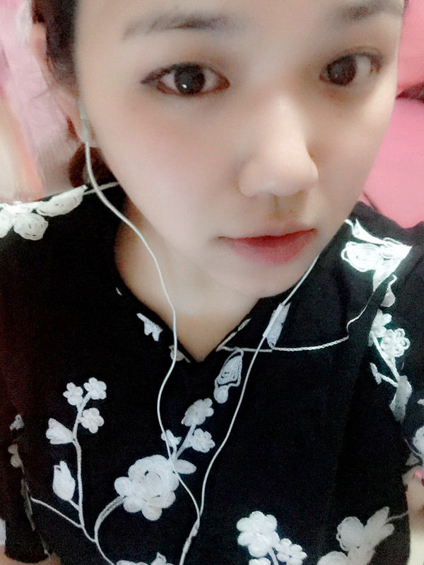 卖面膜的女孩主播照片