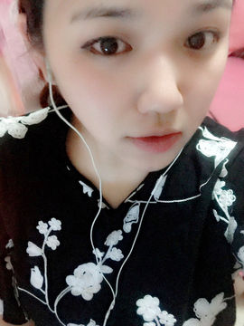 卖面膜的女孩主播照片
