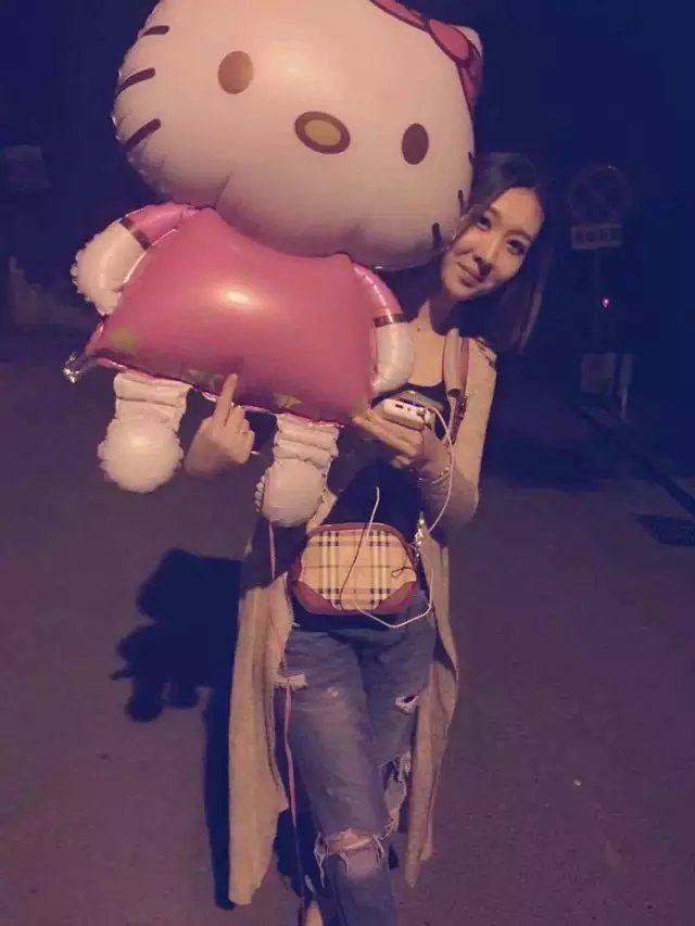 小模特路路的主播照片