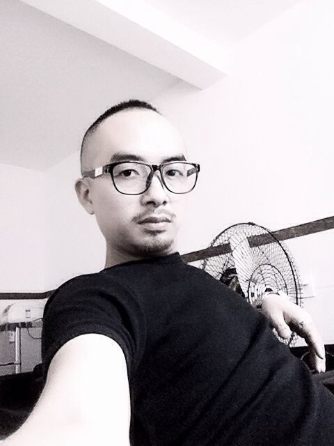 幽默小胡子主播照片