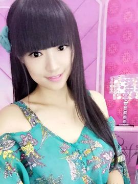 向日葵下的小花花儿主播照片