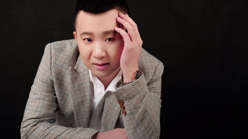 于得水疯狂演艺的主播海报