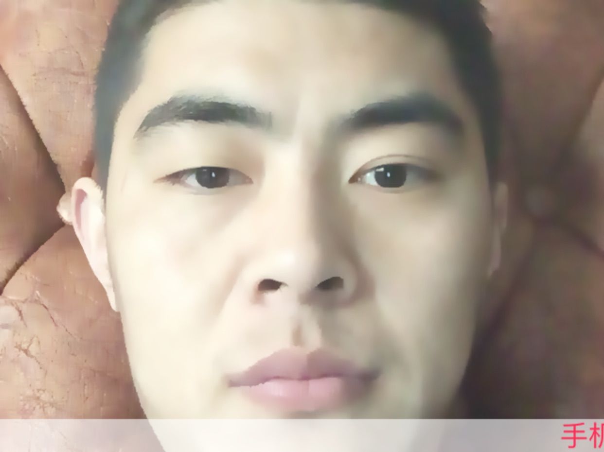 具体在角落的主播照片