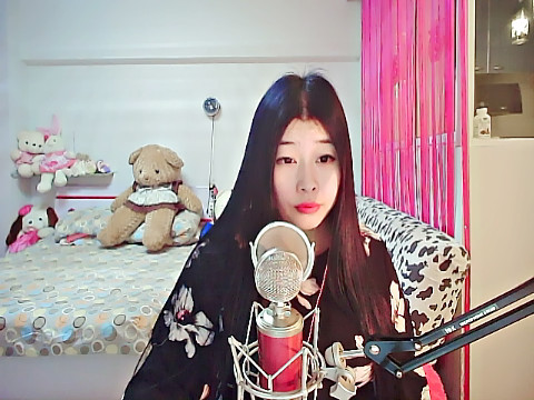 她是个美丽的怪物v海报