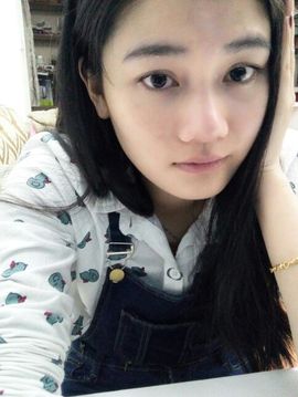 月球上的女人主播照片