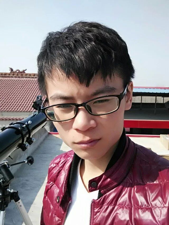 李昕谦主播照片