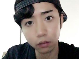 扯着嗓子唱着歌主播照片