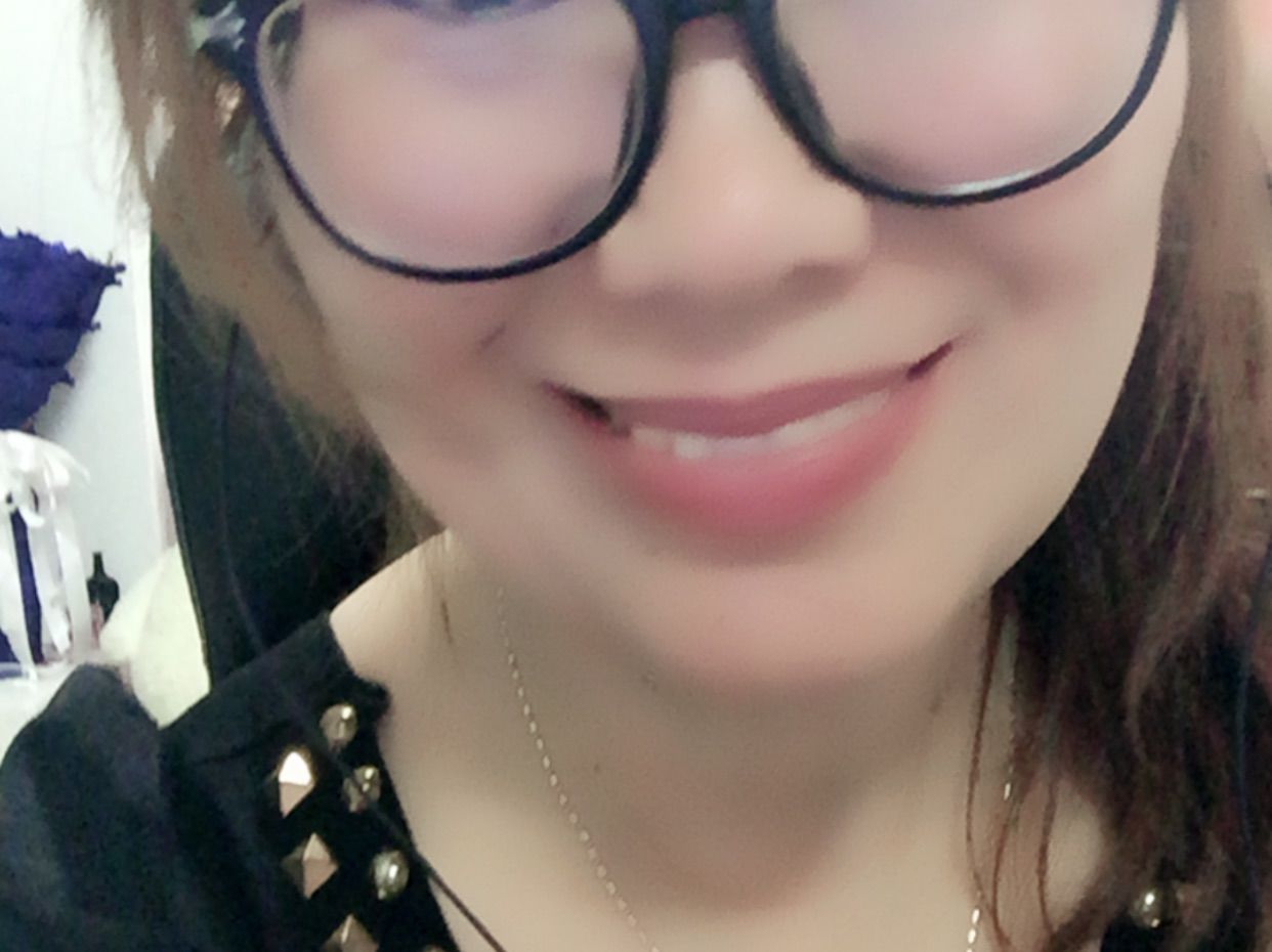 L.〃穿着6的主播照片