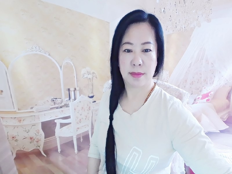魅力女人唱民歌的图片