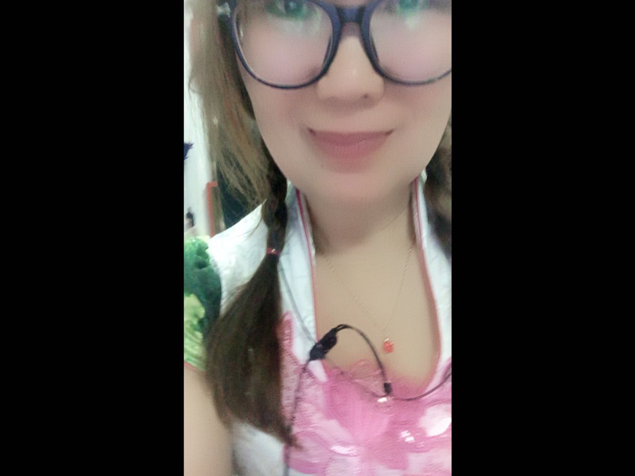 L.〃穿着6的主播照片