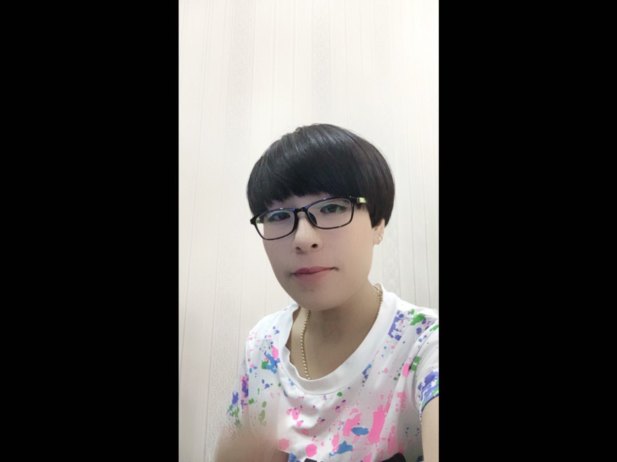 💋红唇爱上香烟的主播照片