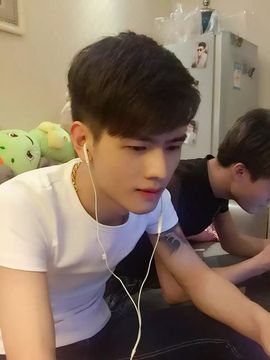 主播：小伟哥主播照片