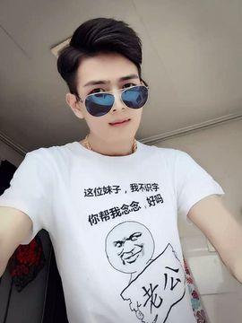主播：小伟哥主播照片