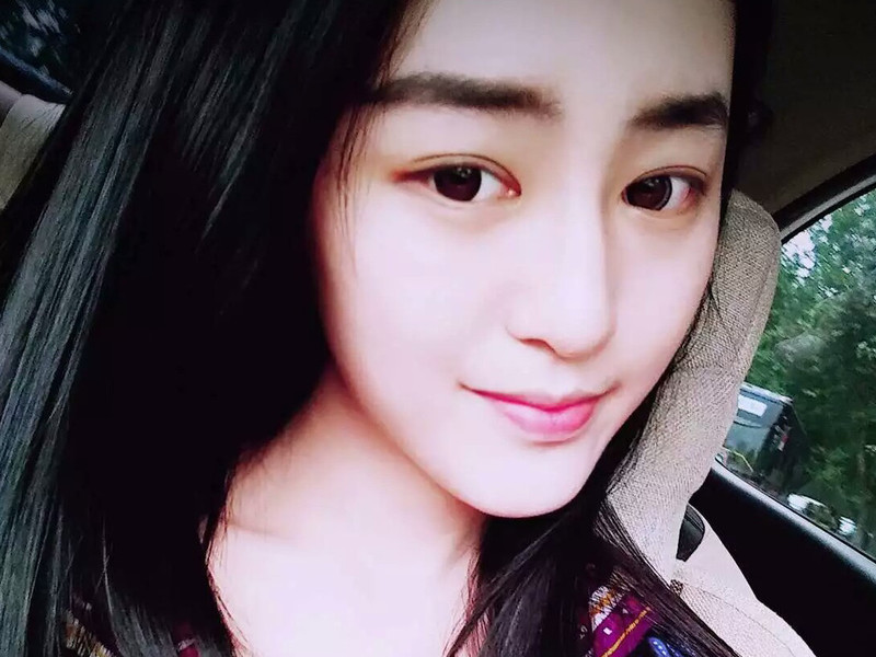 小无言。的主播海报