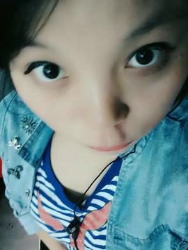 大浓妆掩饰小悲伤AI主播照片