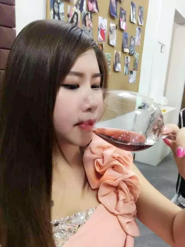 爱吃鸡排的~萌宝~！的主播照片