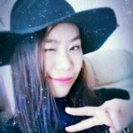 一个织围巾的妹子