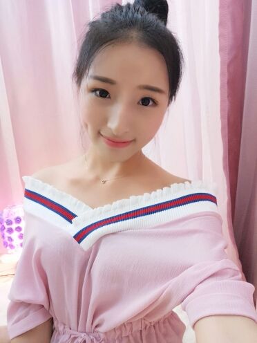 可乐努力练歌中的主播照片