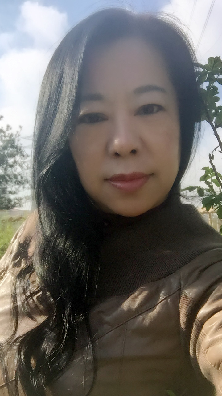 魅力女人唱民歌的图片