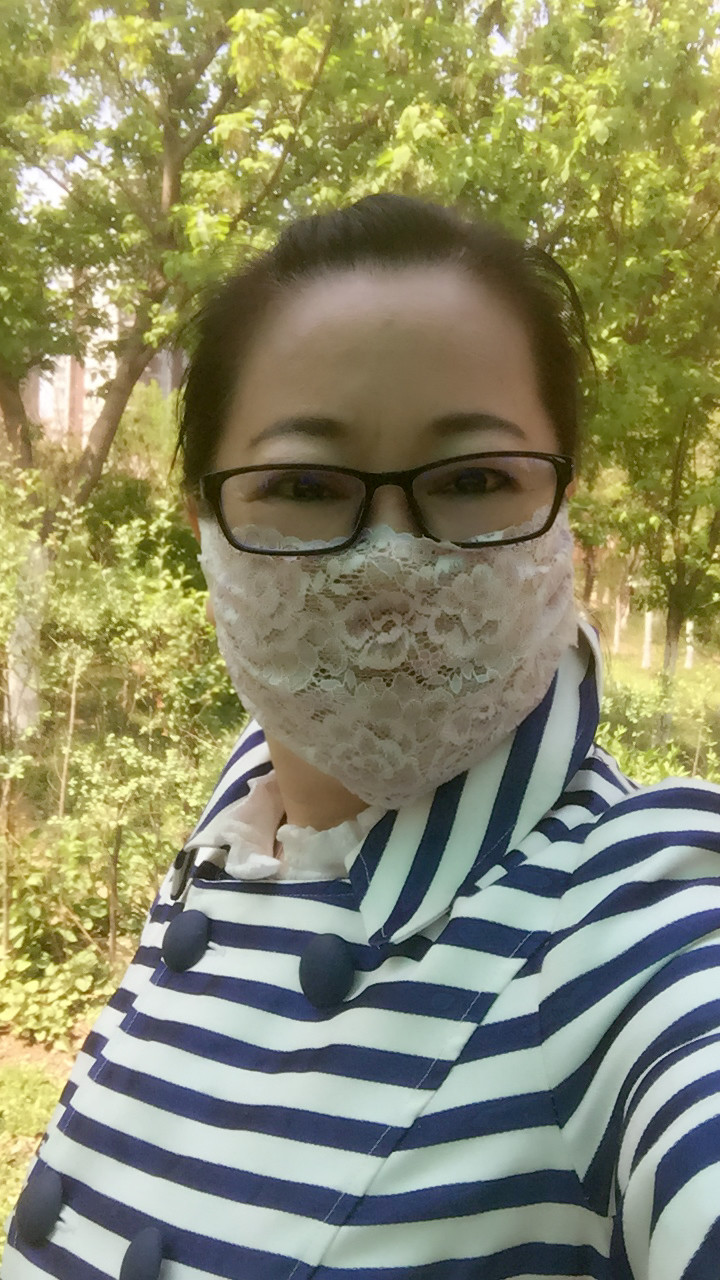 魅力女人唱民歌的图片