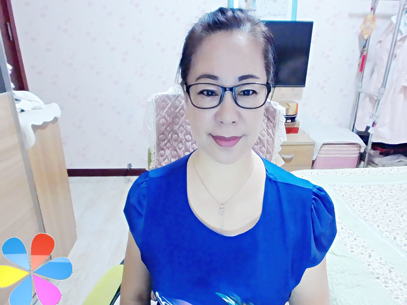 魅力女人唱民歌的图片