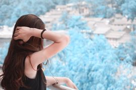 安静活泼的女孩主播照片