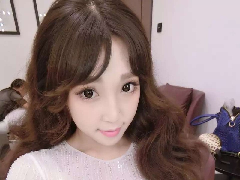 A💎美妆师小婷婷💄的主播海报