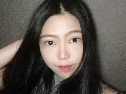 大脸妹Y海报