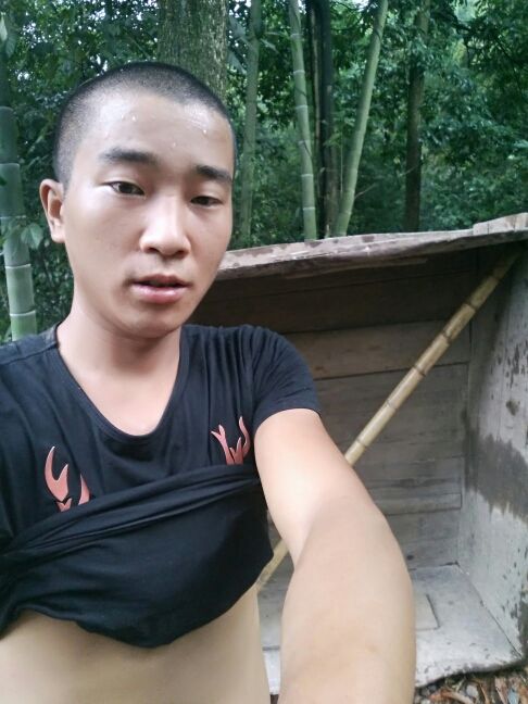 伍神龙保平安的主播照片