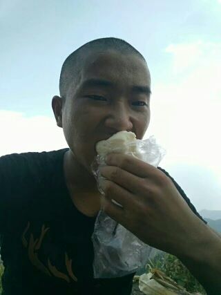 伍神龙保平安的主播照片