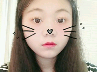 伤离璨的主播照片