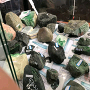 翡翠原石中緬購的主播照片