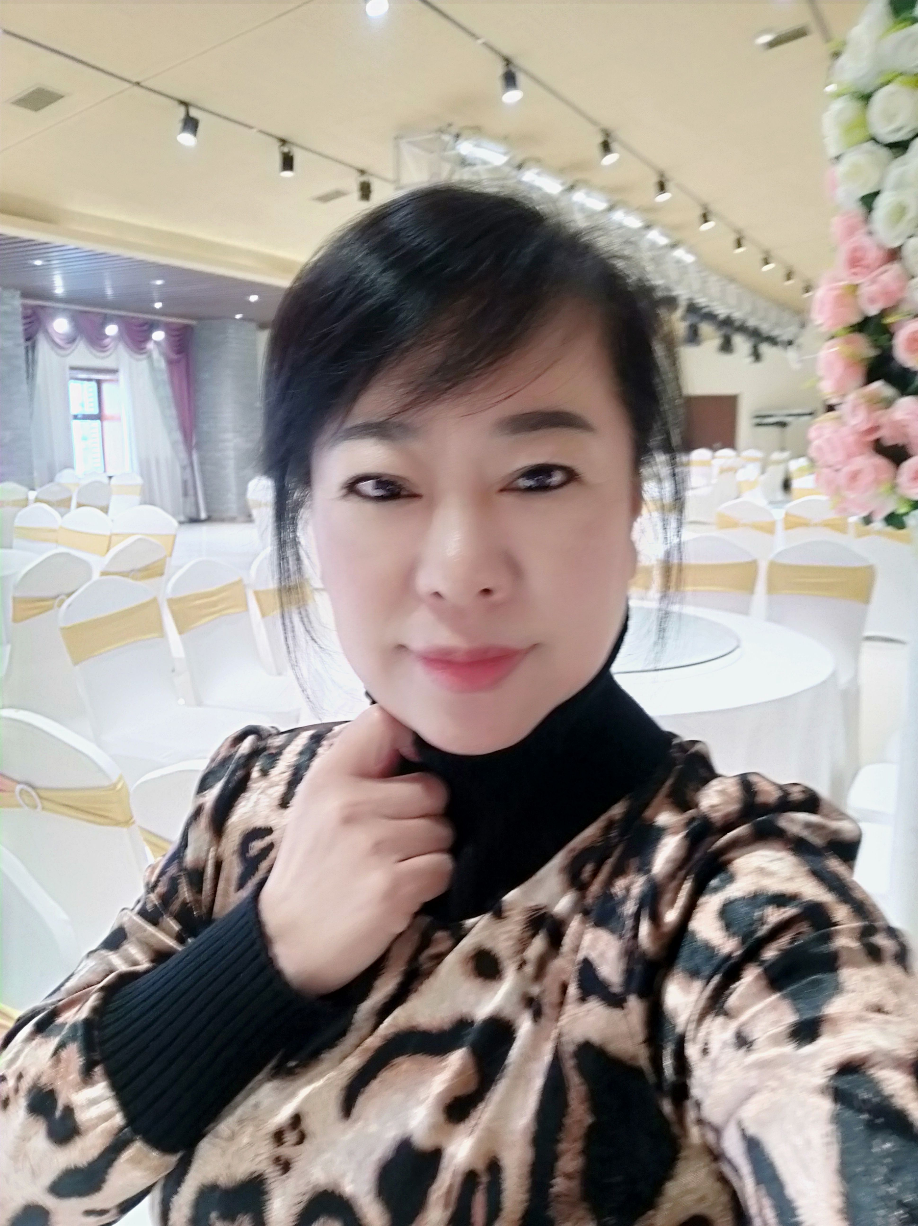 魅力女人唱民歌的图片