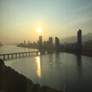 晨曦与六币海报