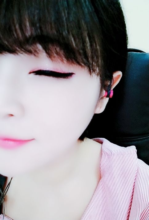 25歲的小小的主播照片