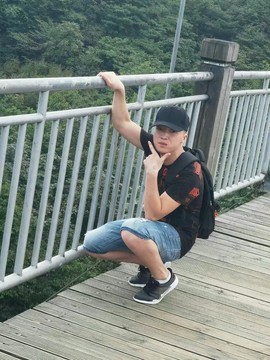 黄勇程主播照片