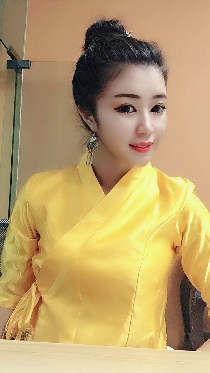 中緬特產的主播照片