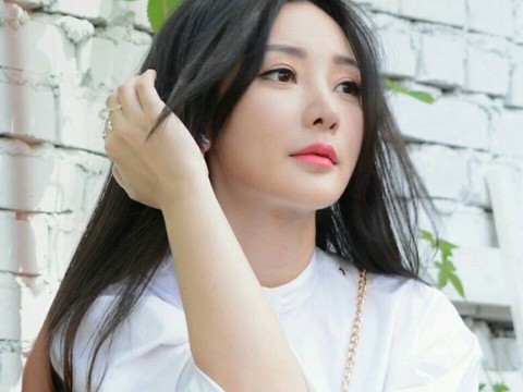 暖月🍒海报