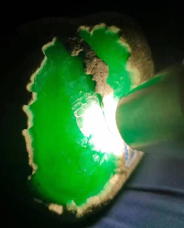 翡翠原石小白龍的主播照片