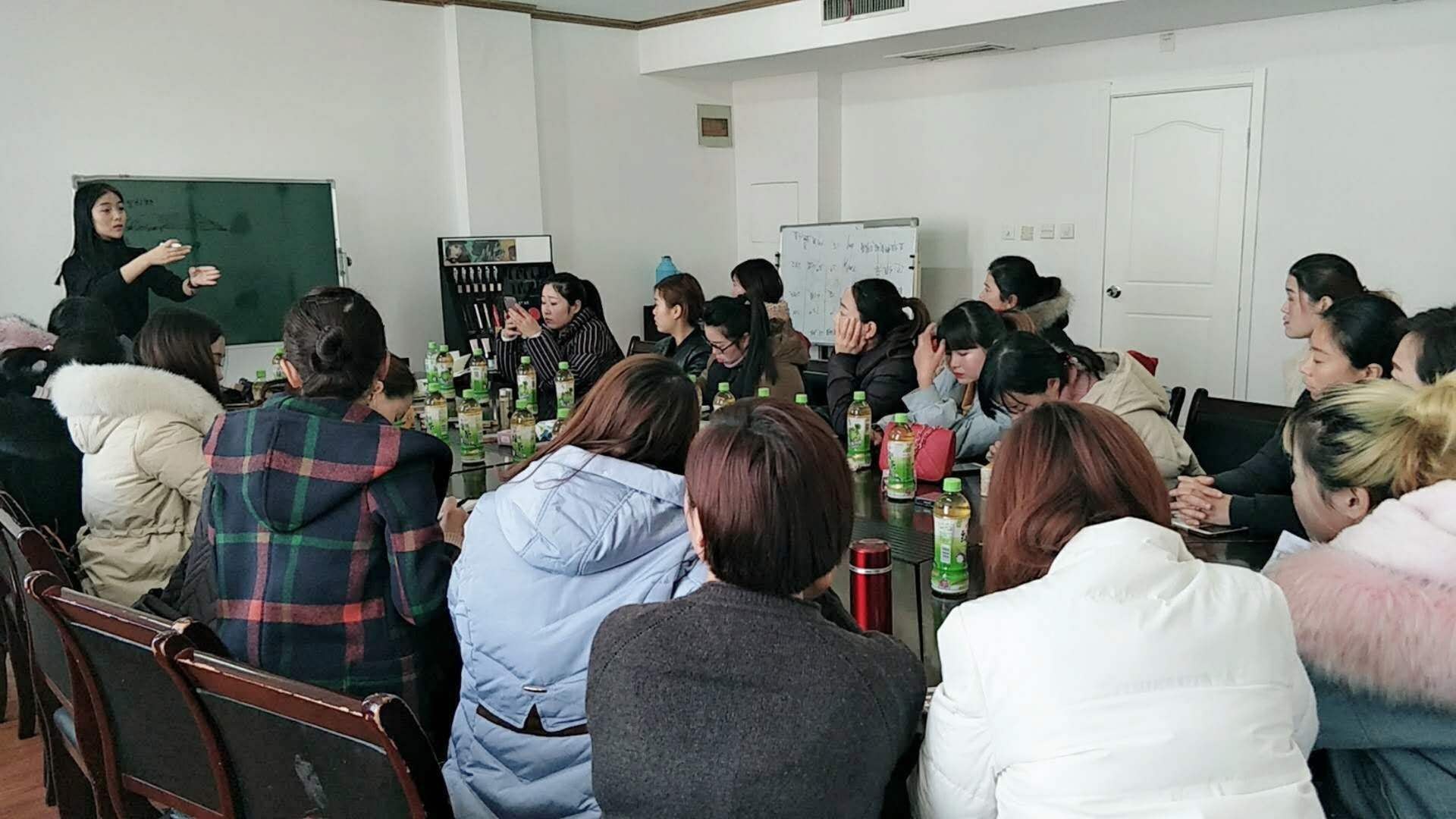 金子化妆培训的主播照片