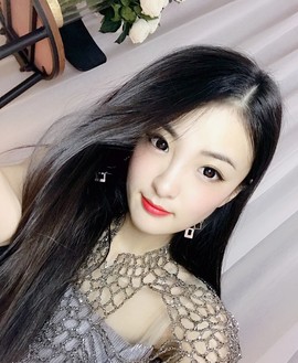 打瞌睡的扇子主播照片