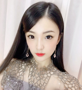 打瞌睡的扇子主播照片