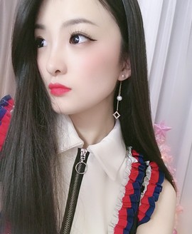 打瞌睡的扇子主播照片