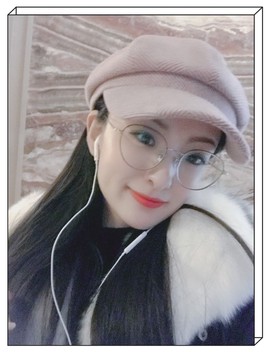 打瞌睡的扇子主播照片