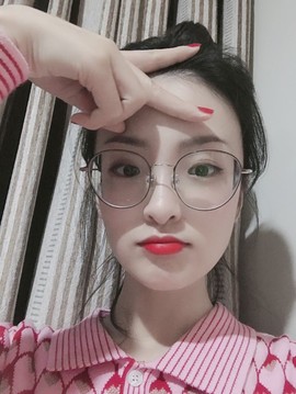 打瞌睡的扇子主播照片